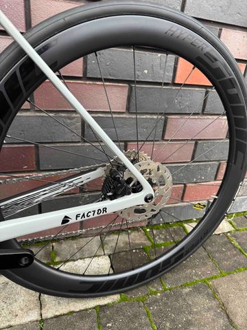 Used Factor o2 Custom Shimano 105 Di2 2025 Road & Gravel, Light Gray — image 6 of 9