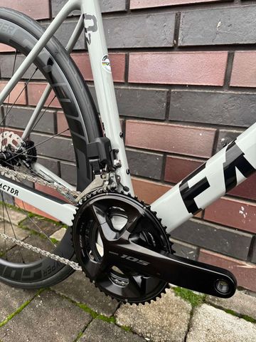 Used Factor o2 Custom Shimano 105 Di2 2025 Road & Gravel, Light Gray — image 3 of 9