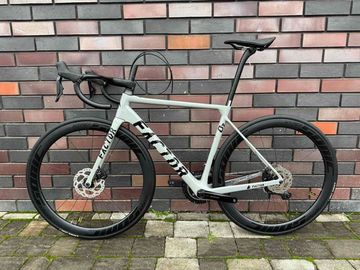Used Factor o2 Custom Shimano 105 Di2 2025 Road & Gravel, Light Gray — image 2 of 9
