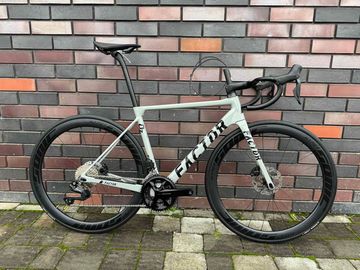 Used Factor o2 Custom Shimano 105 Di2 2025 Road & Gravel