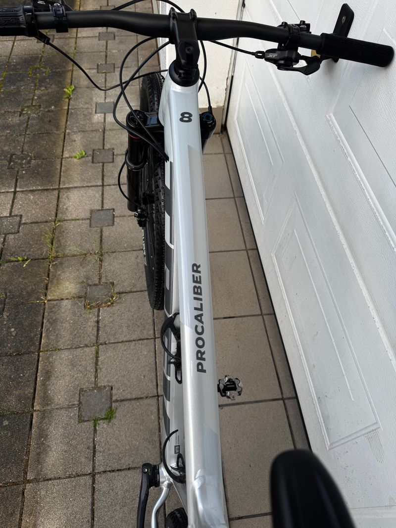 Used Trek Procaliber 8 2025 2025 Mountainbike, Light Gray, 29 — image 5 of 12