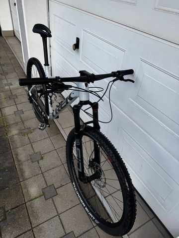 Used Trek Procaliber 8 2025 2025 Mountainbike, Light Gray, 29 — image 2 of 12