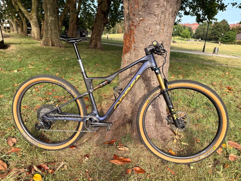 Used Orbea OIZ M-PRO 2023 2023 Mountainbike, Purple, 29 — image 1 of 17