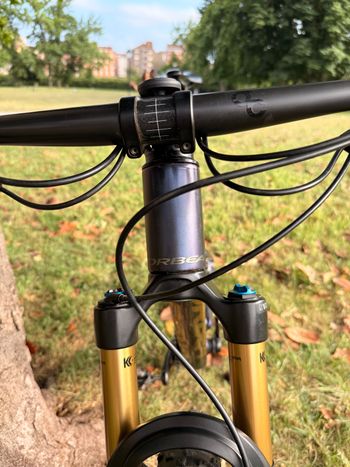 Used Orbea OIZ M-PRO 2023 2023 Mountainbike, Purple, 29 — image 3 of 17