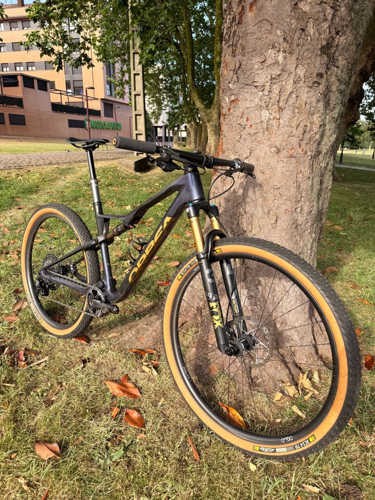 Used Orbea OIZ M-PRO 2023 2023 Mountainbike, Purple, 29 — image 4 of 17