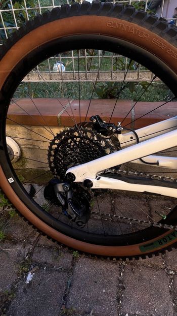 Used Specialized Stumpjumper EVO Pro 2023 2023 Mountainbike, White, 29 — image 7 of 7