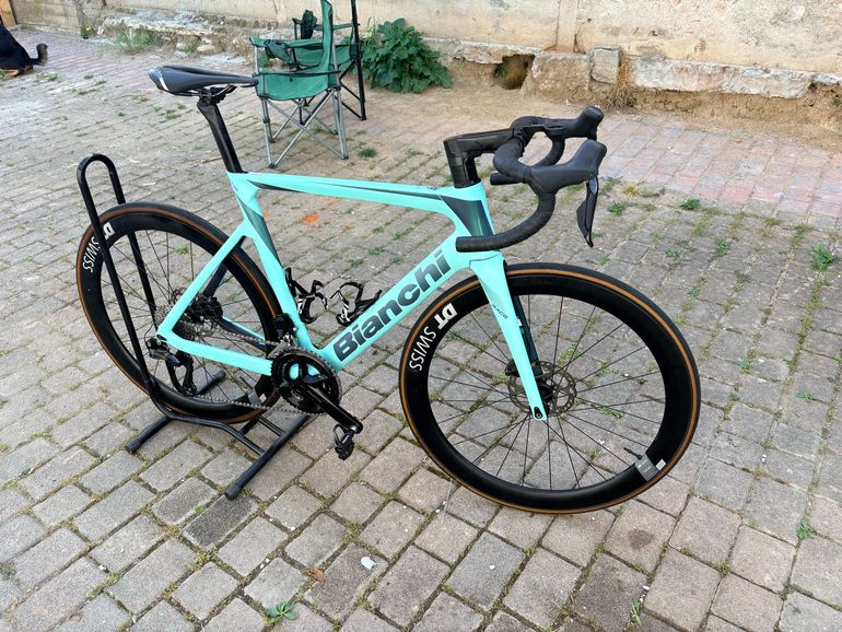 Used Bianchi oltre race Custom Shimano 105 Di2 2024 Road & Gravel, Blue — image 5 of 10