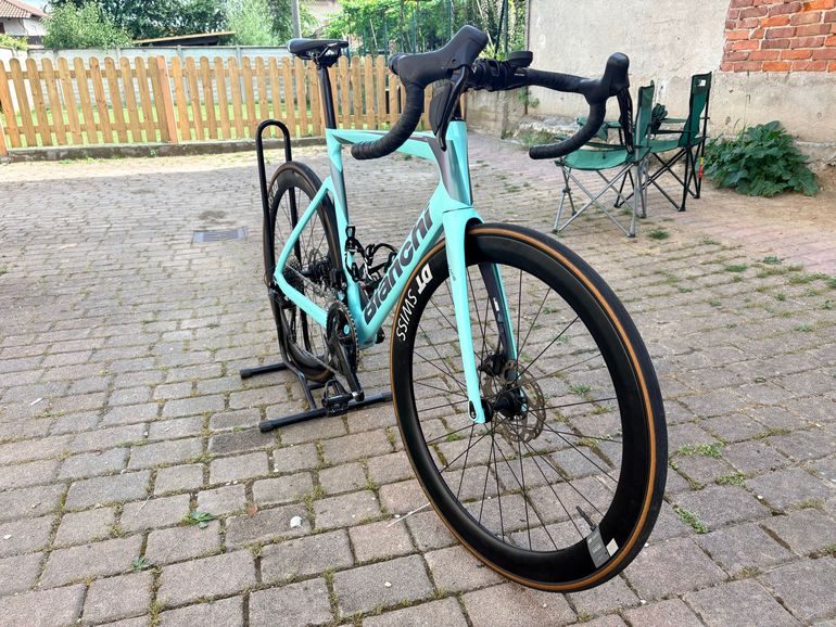 Used Bianchi oltre race Custom Shimano 105 Di2 2024 Road & Gravel, Blue — image 9 of 10