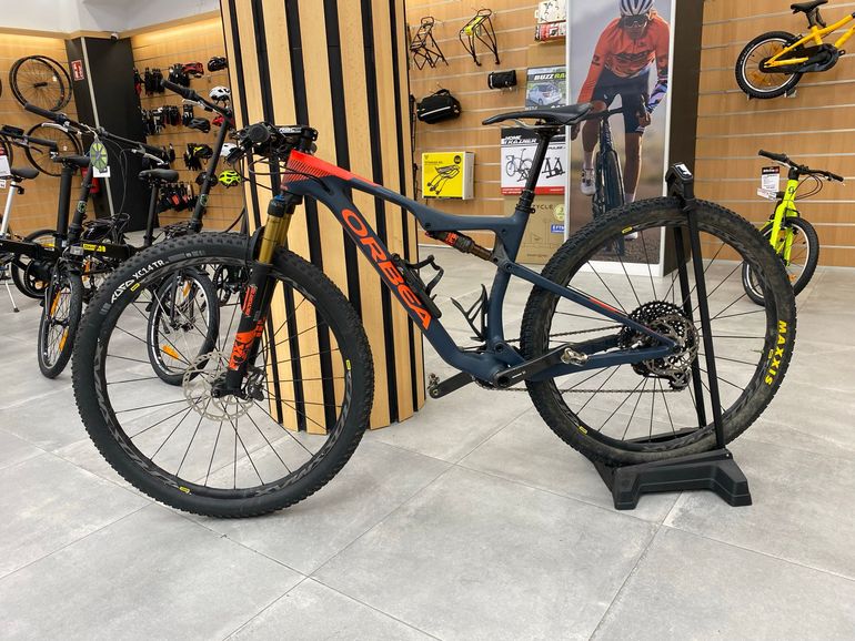 Used Orbea OIZ M10 2019 2019 Mountainbike, Blue, 27.5 — image 2 of 3