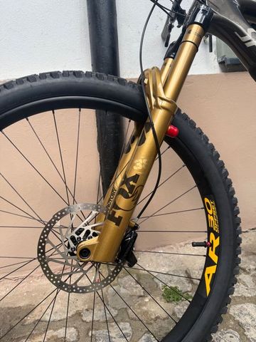 Specialized Enduro 2025 Mountainbike usato, Grigio chiaro — immagine 3 di 8