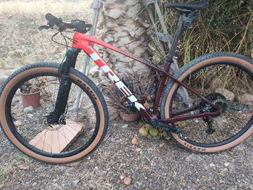 Used Trek Procaliber 9.8 2023 2023 Mountainbike, Red, 29 — image 2 of 8
