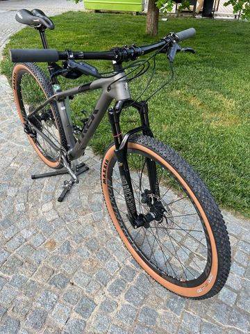 Used Trek Procaliber 9.8 SL 2019 2019 Mountainbike, Light Gray, 27.5, 29 — image 2 of 8