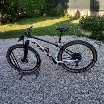 Used Trek Procaliber 9.8 2023 2023 Mountainbike, White, 29 — image 3 of 4