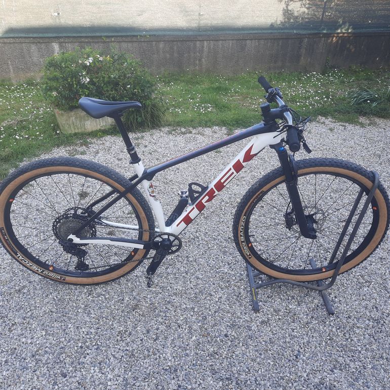 Used Trek Procaliber 9.8 2023 2023 Mountainbike, White, 29 — image 2 of 4