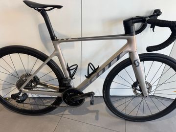 Käytetty Scott Addict RC 10 2022 2022 Road & Gravel — kuva 2 / 5