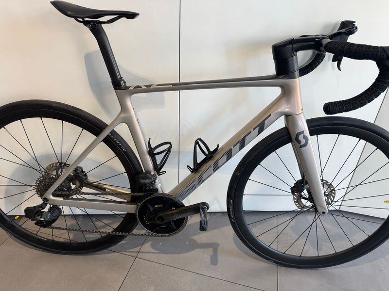 Käytetty Scott Addict RC 10 2022 2022 Road & Gravel — kuva 2 / 5