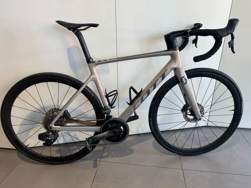Käytetty Scott Addict RC 10 2022 2022 Road & Gravel — kuva 1 / 5