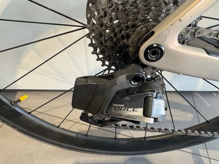 Used Scott Addict RC 10 2022 2022 Road & Gravel, Light Gray — image 3 of 5