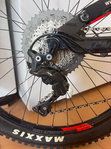 Used Cannondale Jekyll 3 2018 2018 Mountainbike, Red, 27.5 — image 2 of 5