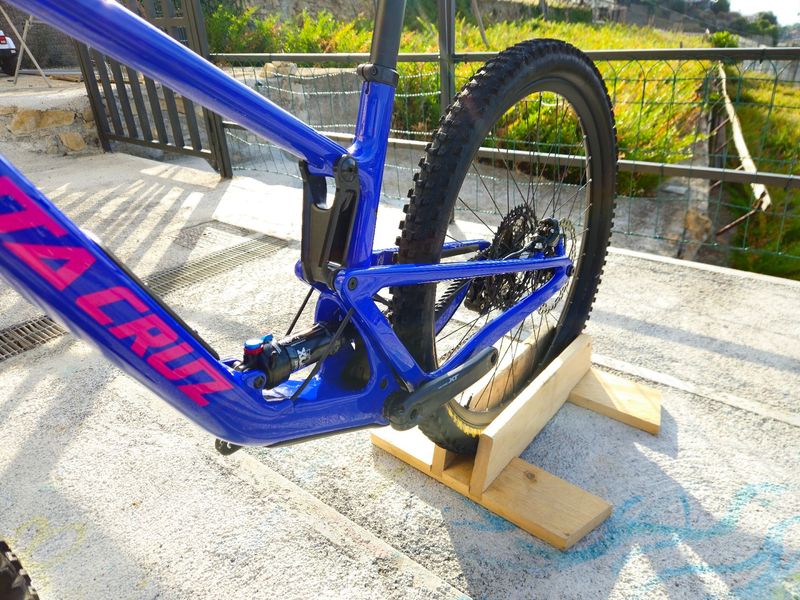 Used Santacruz Custom Shimano Deore XT 2024 Mountainbike, Blue — image 7 of 9