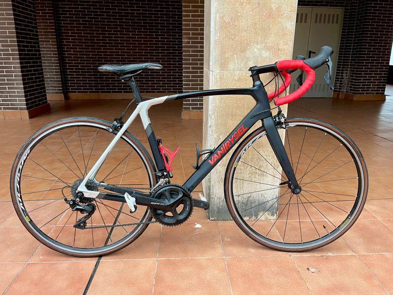 Used Van rysel RCR 900 CF Carbon Road Bike, - 105 2020 2020 Road & Gravel, Light Gray — image 1 of 7