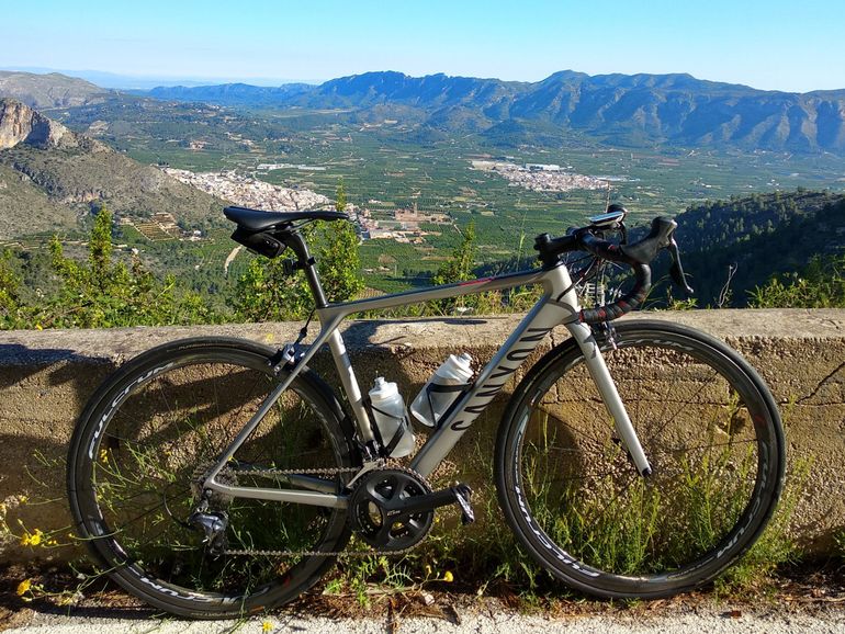 Canyon Ultimate CF SLX 8.0 2018 2018 Road & Gravel usato, Grigio chiaro — immagine 2 di 9