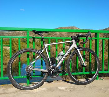 Canyon Ultimate CF SLX 8.0 2018 2018 Road & Gravel usato, Grigio chiaro — immagine 3 di 9