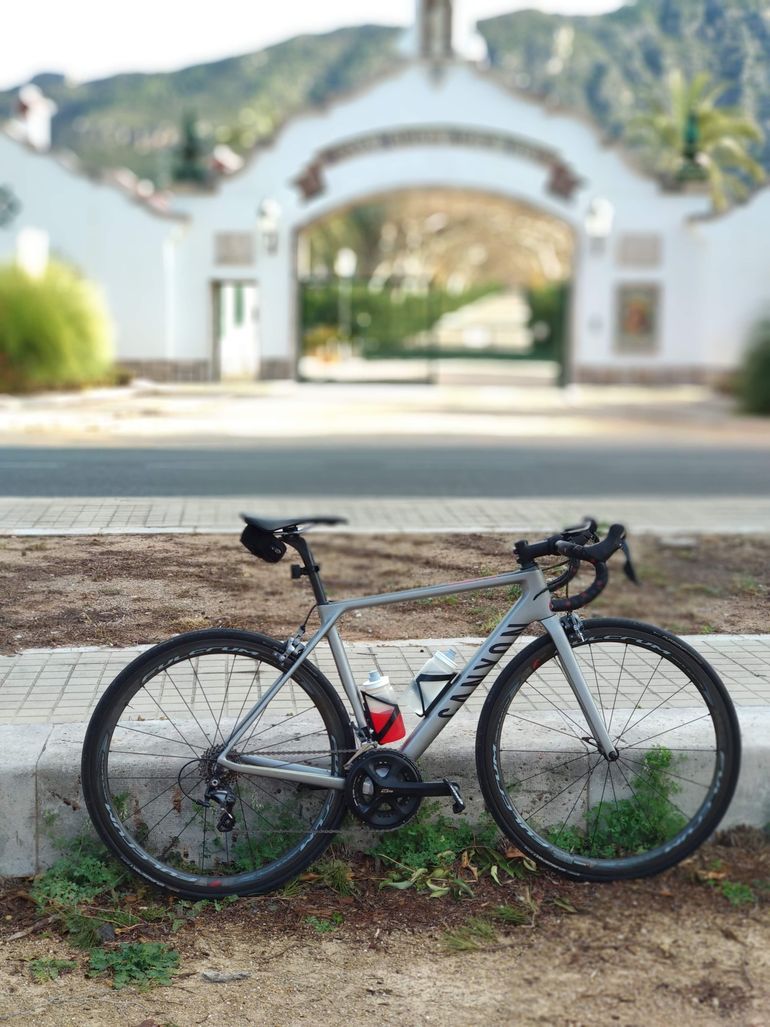 Canyon Ultimate CF SLX 8.0 2018 2018 Road & Gravel usato, Grigio chiaro — immagine 4 di 9