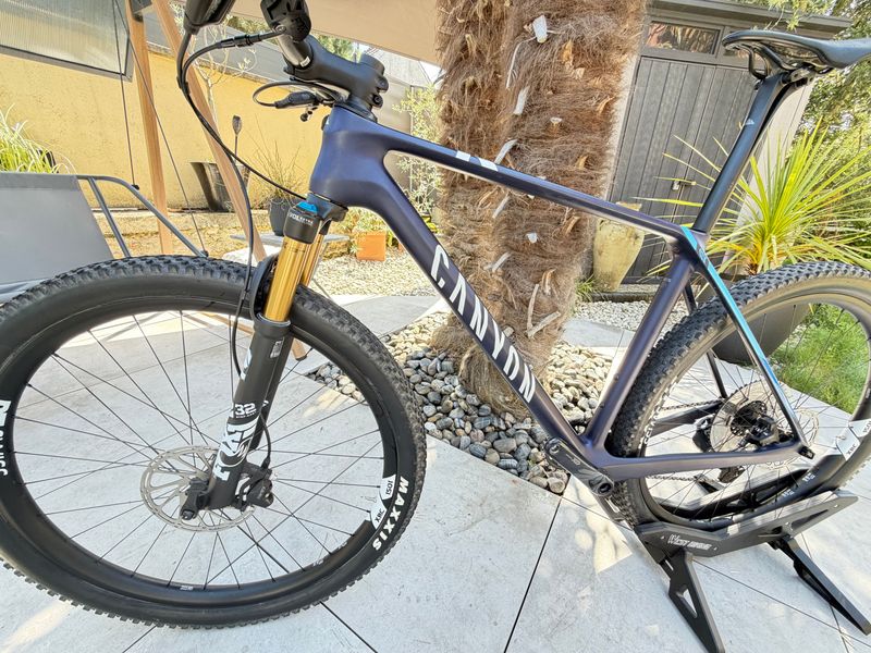 Used Canyon Exceed CF SLX 2023 2023 Mountainbike, Blue, 29 — image 8 of 14