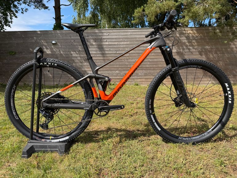 Used Mondraker F-PODIUM CARBON 2023 2023 Mountainbike, Black, 29 — image 1 of 8