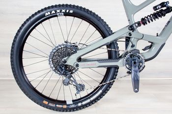 Used YT Capra 2023 Mountainbike, Light Gray — image 3 of 16