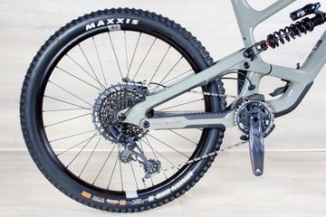 Used YT Capra 2023 Mountainbike, Light Gray — image 3 of 16