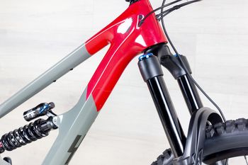 Used YT Capra 2023 Mountainbike, Light Gray — image 9 of 16