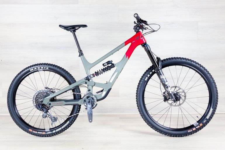 Used YT Capra 2023 Mountainbike, Light Gray — image 1 of 16