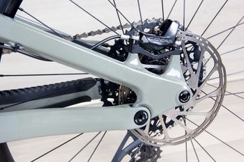 Used YT Capra 2023 Mountainbike, Light Gray — image 12 of 16