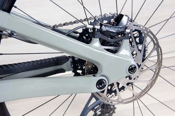 Used YT Capra 2023 Mountainbike, Light Gray — image 12 of 16