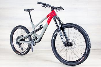 Used YT Capra 2023 Mountainbike, Light Gray — image 5 of 16
