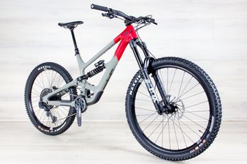 Used YT Capra 2023 Mountainbike, Light Gray — image 5 of 16