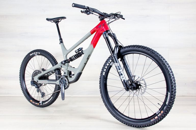 Used YT Capra 2023 Mountainbike, Light Gray — image 5 of 16