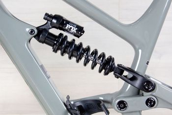 Used YT Capra 2023 Mountainbike, Light Gray — image 13 of 16
