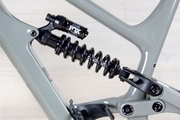 Used YT Capra 2023 Mountainbike, Light Gray — image 13 of 16