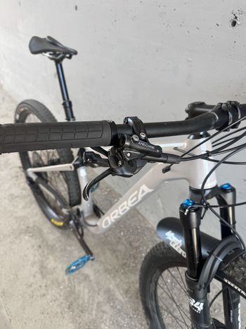 Used Orbea OIZ H10 TR 2023 Mountainbike, Light Gray — image 7 of 13