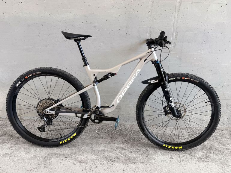 Used Orbea OIZ H10 TR 2023 Mountainbike, Light Gray — image 1 of 13