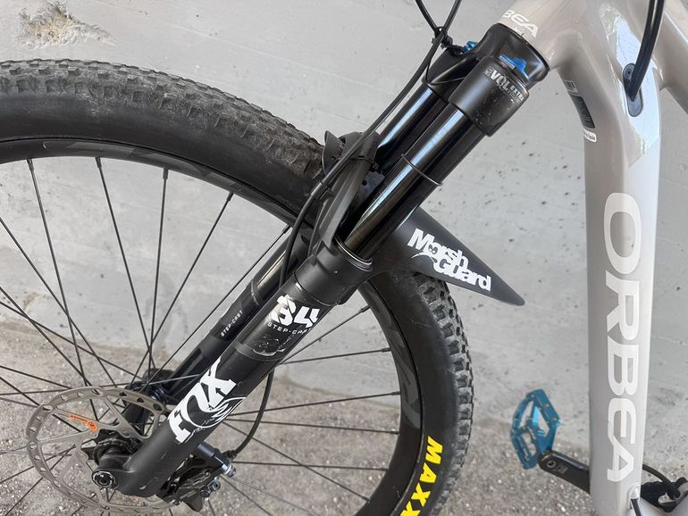 Used Orbea OIZ H10 TR 2023 Mountainbike, Light Gray — image 4 of 13