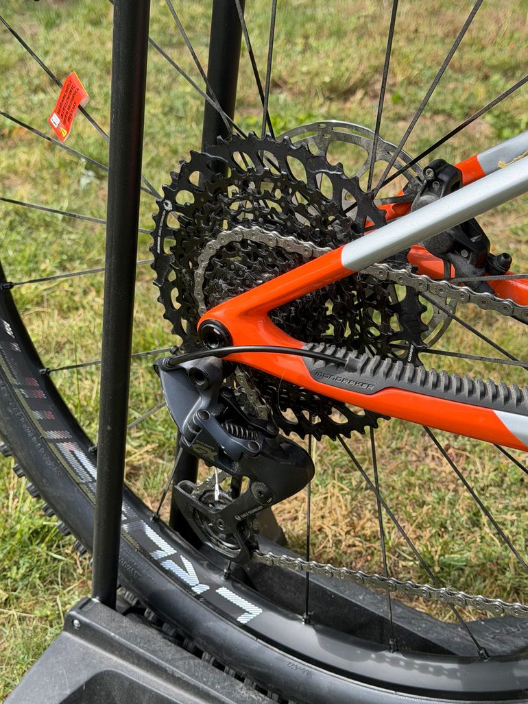 Used Mondraker RAZE CARBON R 2023 2023 Mountainbike, Light Gray, 29 — image 3 of 6