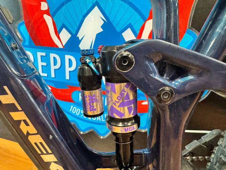 Used Trek Fuel EX 9.8 XT Gen 6 2023 2023 Mountainbike, Blue, 29 — image 31 of 37