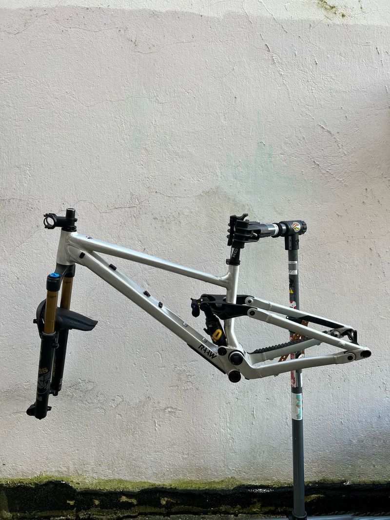 Used RAAW Jibb V1 Frame Kit 2024 Frameset 2024 Mountainbike, Light Gray, 29 — image 1 of 7