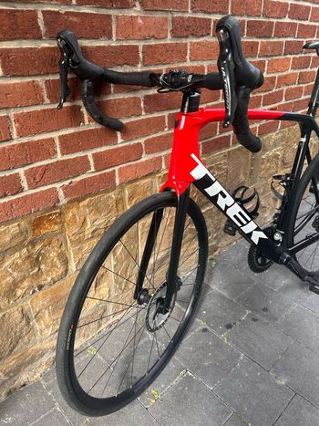 Used Trek Émonda SL 6 Disc 2022 2022 Road & Gravel, Red — image 4 of 9