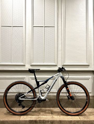 Gebrauchtes Orbea OIZ M21 2024 2024 Mountainbike, Weiß, 29 — Bild 1 von 3