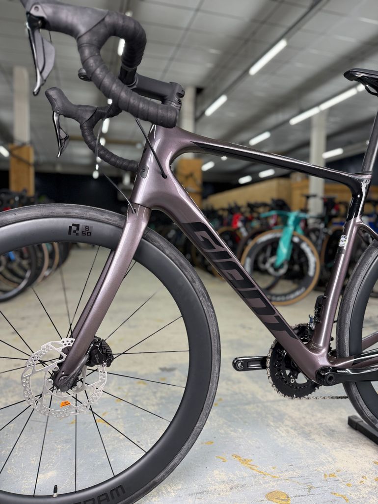 Used Giant Defy Advanced 1 2023 2023 Road & Gravel, Light Gray — image 17 of 24